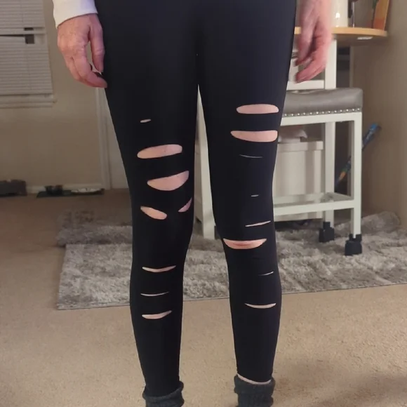 ALO Yoga Black Leggings With Front Cutouts - Picture 8 of 8
